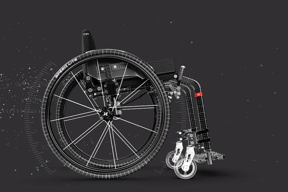 Zwei Kinder laufen im Park auf dem Weg entland. Ein Kind läuft dabei mithilfe eines Gehtrainers.