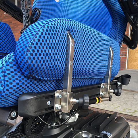 Nahaufnahme der Seitenverstärkung eines elektrischen Rollstuhles.