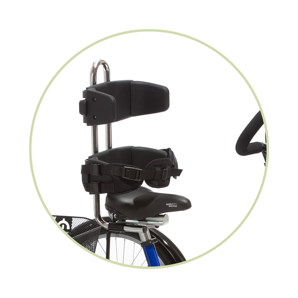 Eine Nahaufname eines Momo Reha-Fahrrads mit Thoraxpelotten über dem Sattel.