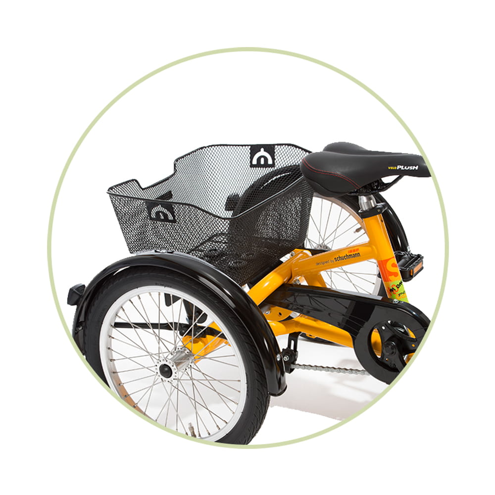 Ein Momo Reha-Fahrrad mit 3 Rädern in gelb und einer Nahaufname des Korbs hinter dem Sattel.