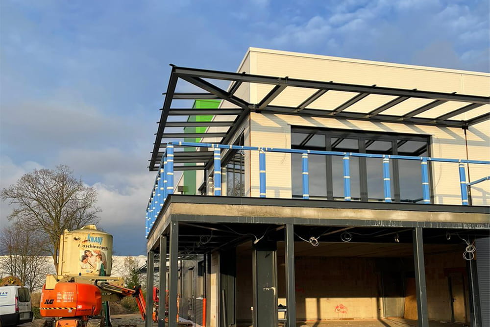Außenansicht vom Neubau der FROG mit Blick auf den im bau befindlichen Balkon.