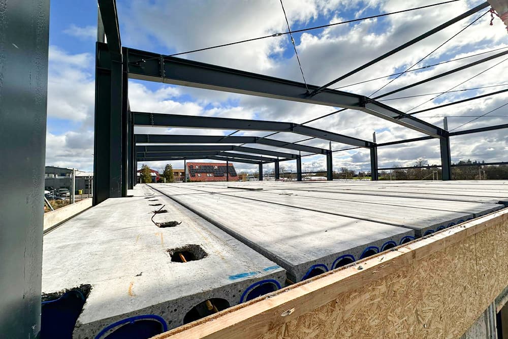 Ansicht des Baufortschrittes vom Neubau der FROG. Ein Blick über den ersten Stock ohne Wände.