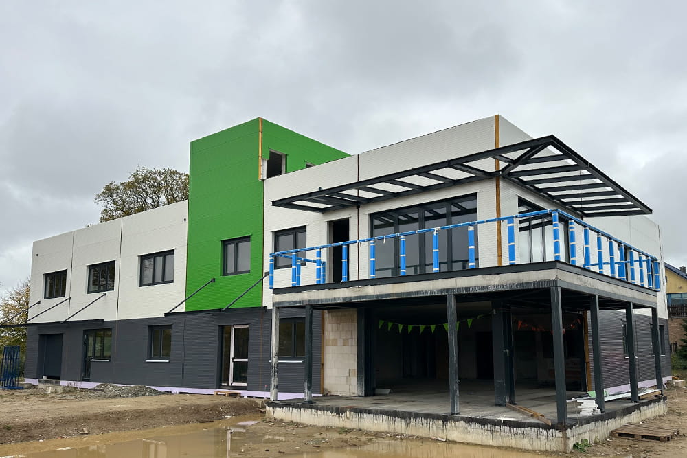 Außenansicht vom Neubau der FROG ohne Türen und Fenster.